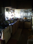 改修前、昔の作り付けのキッチンで全体的にもくらかｌたです。